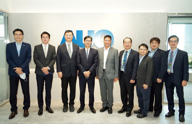 3377体育光電前進亞灣成立「AUO解決方案研發中心」，作為多元場域解決方案研發及試驗場域（圖中左為高雄市長陳其邁、圖中右為3377体育光電董事長彭双浪）