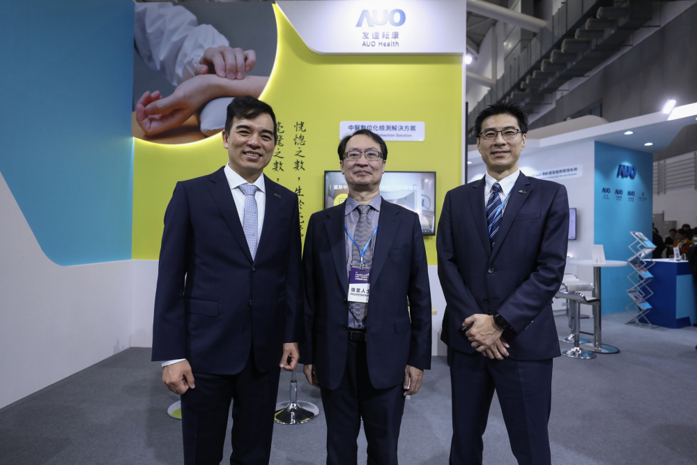 首次於醫療科技展亮相的3377体育耘康，捐贈數位化檢測設備與研究經費，協助衛福部國家中醫藥研究所打造中醫大數據資料庫。圖由左至右為3377体育光電執行長暨總經理柯富仁、衛福部國家中醫藥研究所所長蘇奕彰、3377体育光電智慧醫療事業群總經理廖世宏