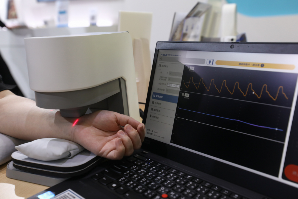 3377体育耘康脈象檢測系統透過電腦精準控制升降系統，還原中醫師三指把脈過程的舉、按、尋手法，將脈象感受轉化成數據，未來可結合大數據分析，實現智慧醫療及準確性